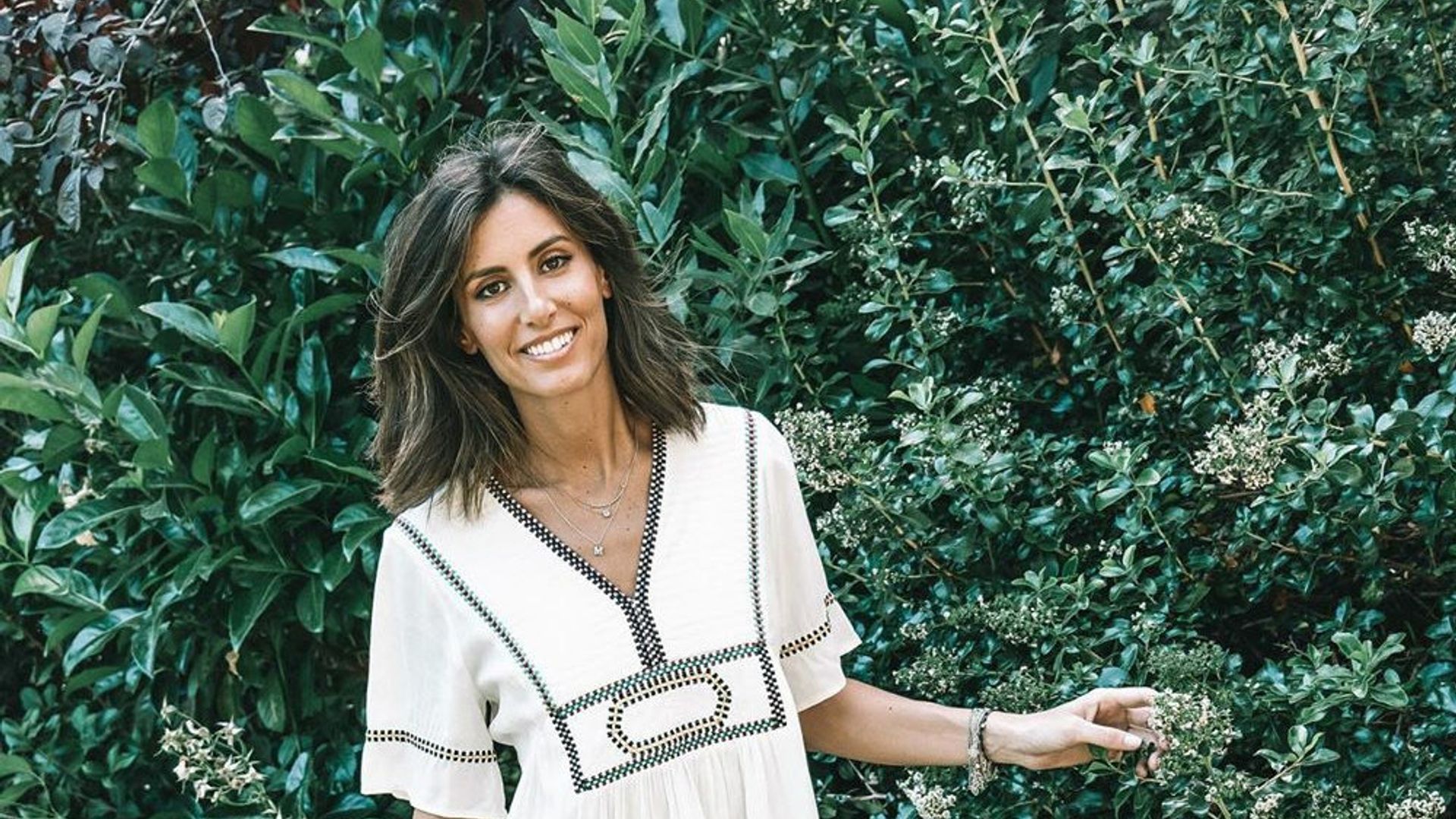 El vestido bordado de Ana Boyer es el que mejor queda con botines (y ahora está de rebajas)
