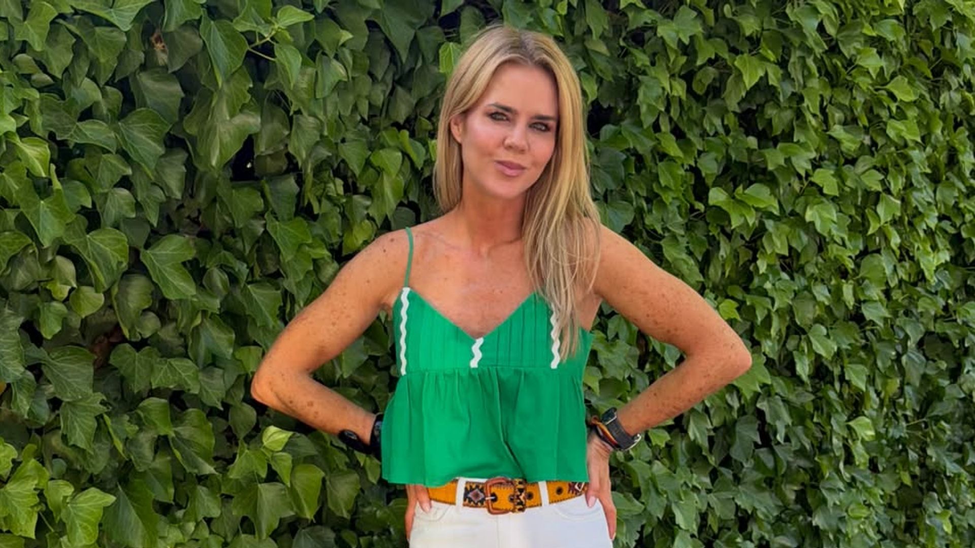 Amelia Bono con los pantalones que más favorecen a partir de los 40.