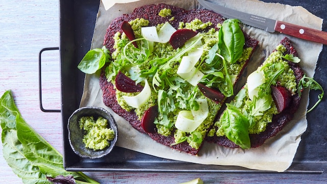 Pizza con base de remolacha y pesto de brócoli