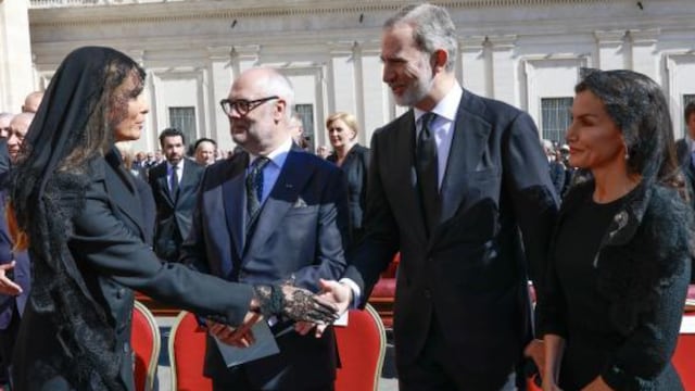 Reyes de España y Melania Trump se saludan en el Vaticano