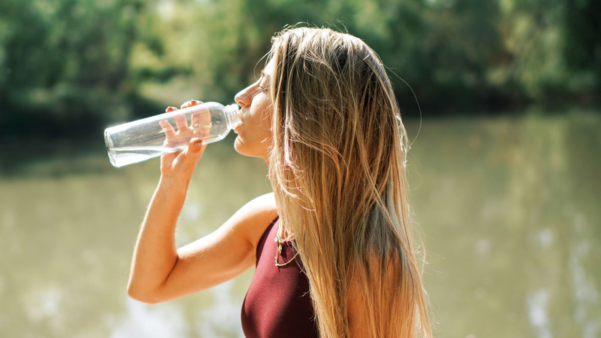 chica bebiendo agua deporte