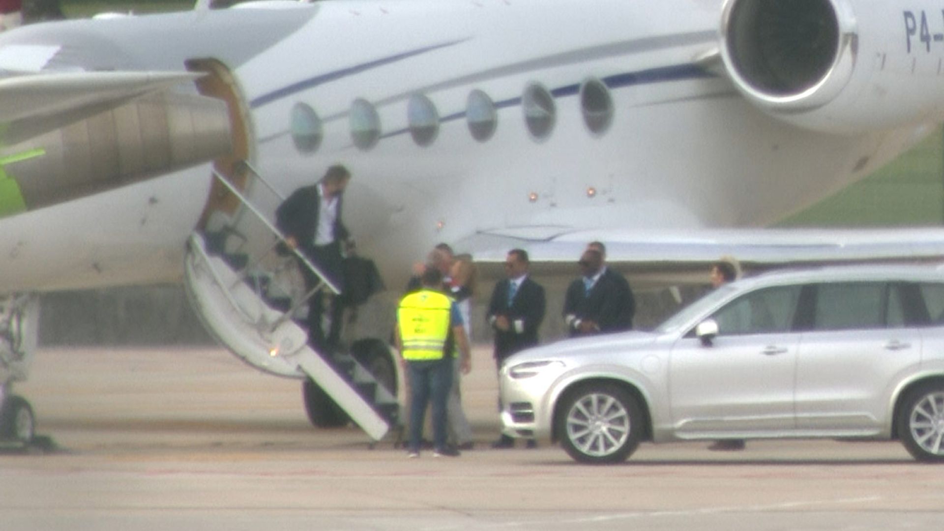 La cariñosa bienvenida de la infanta Elena al rey Juan Carlos en el aeropuerto