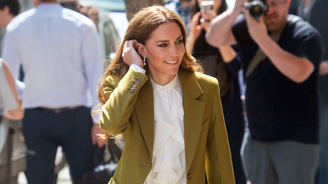Kate Middleton estrena su primer traje de Victoria Beckham con pendientes de Isabel II
