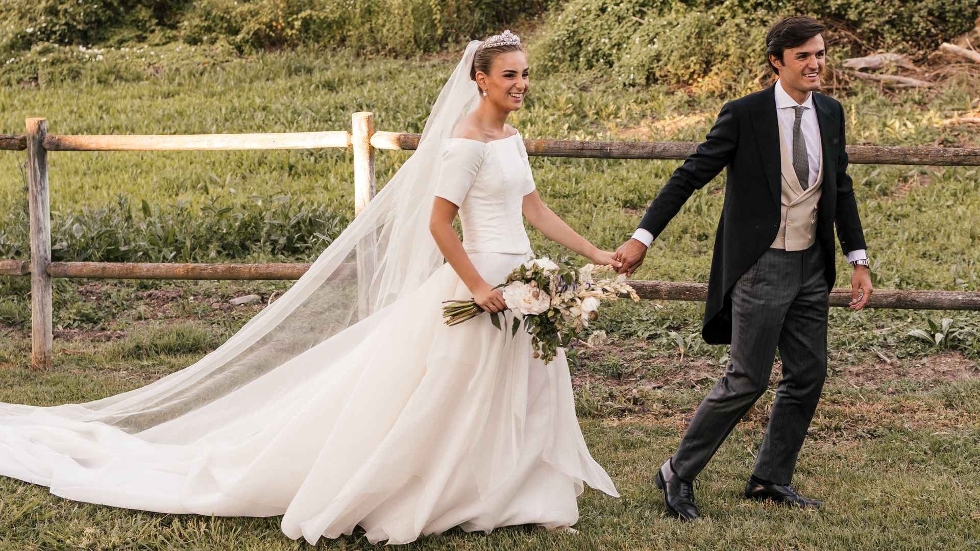 La boda en Badajoz de Javier y Rosa: un vestido de novia con dos corsés, una tiara de diamantes y una celebración inspirada en Cádiz y Menorca