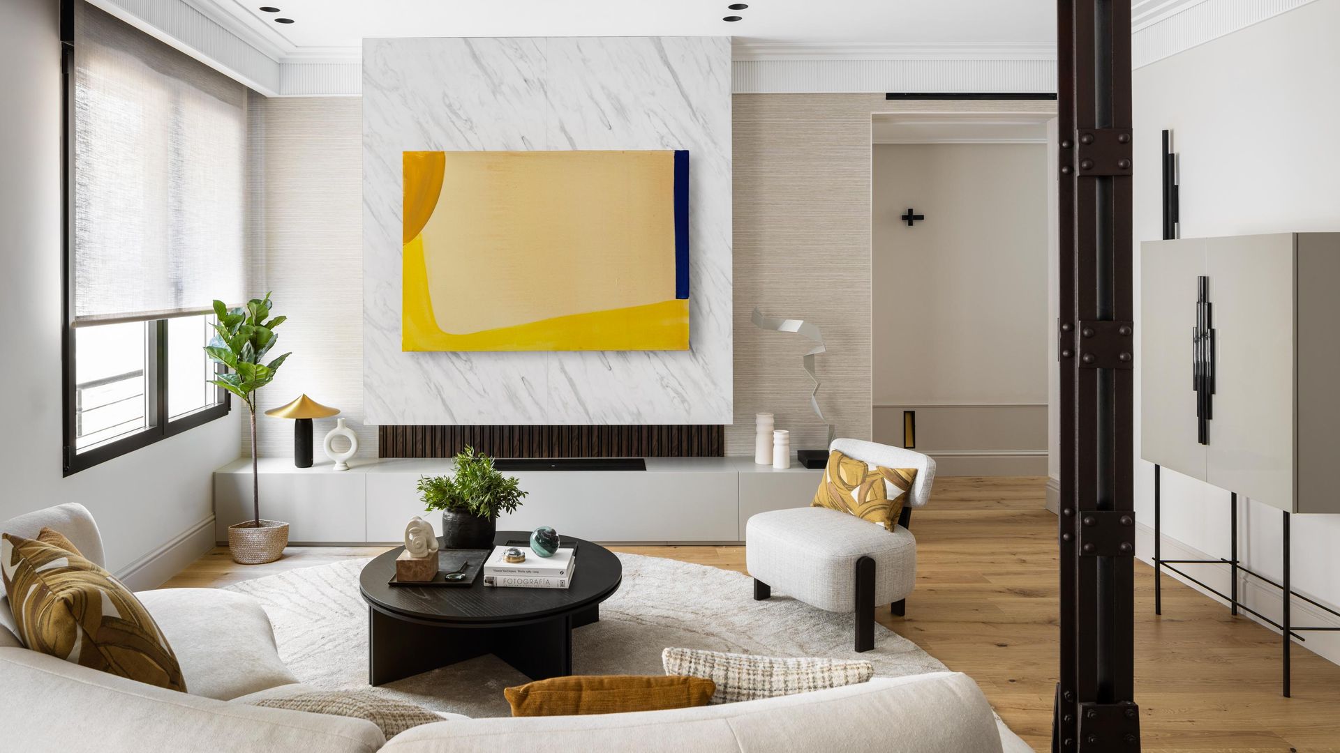 Salón con mueble principal diseñado a medida con chimenea