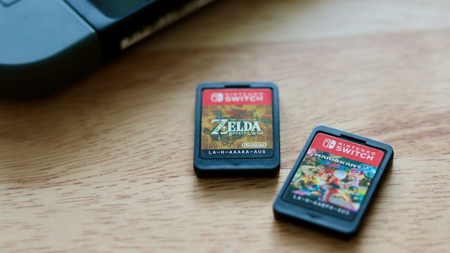 Juegos de Nintendo Switch junto a una consola