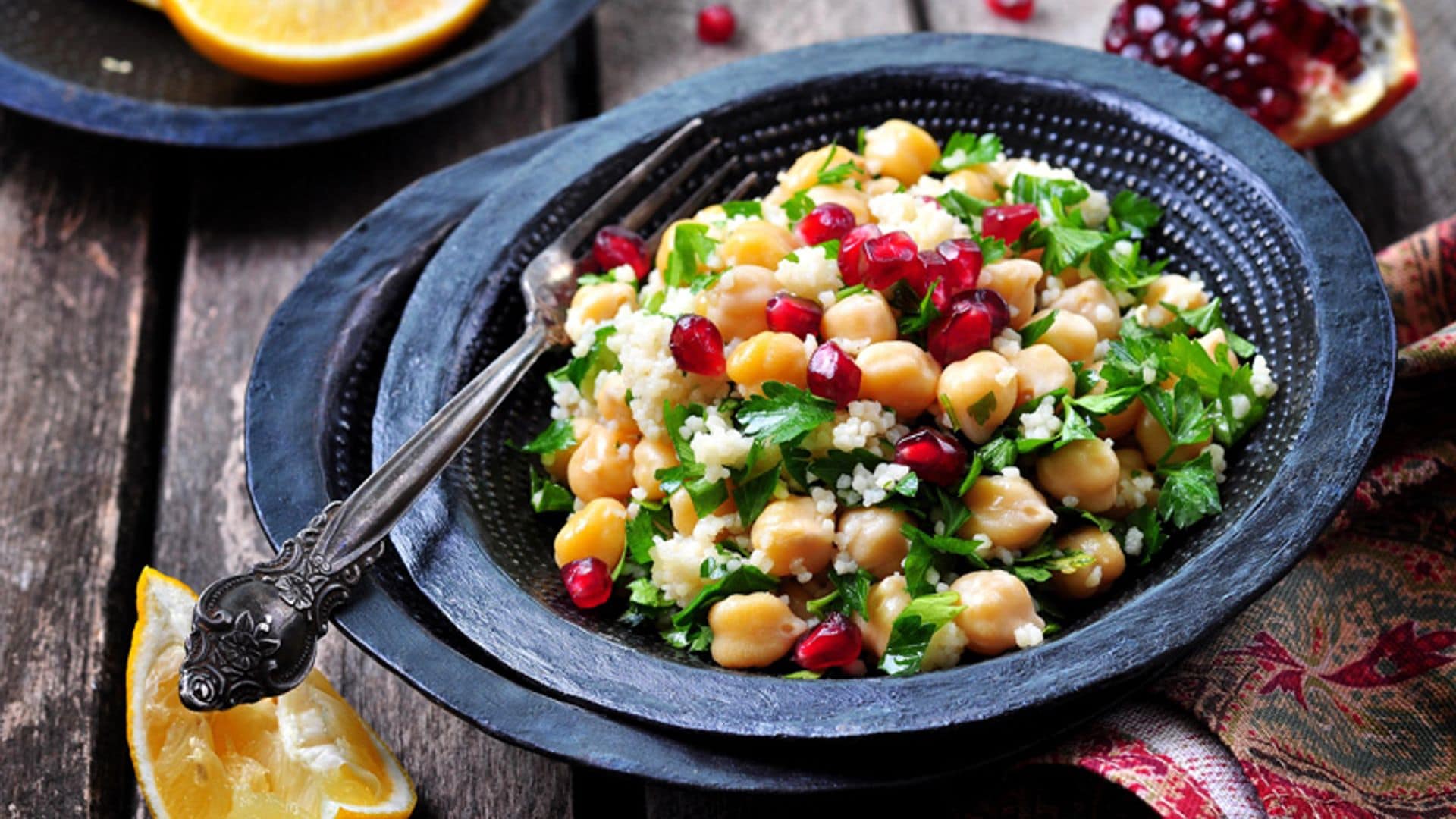 Ensalada de bulgur con granada y garbanzos
