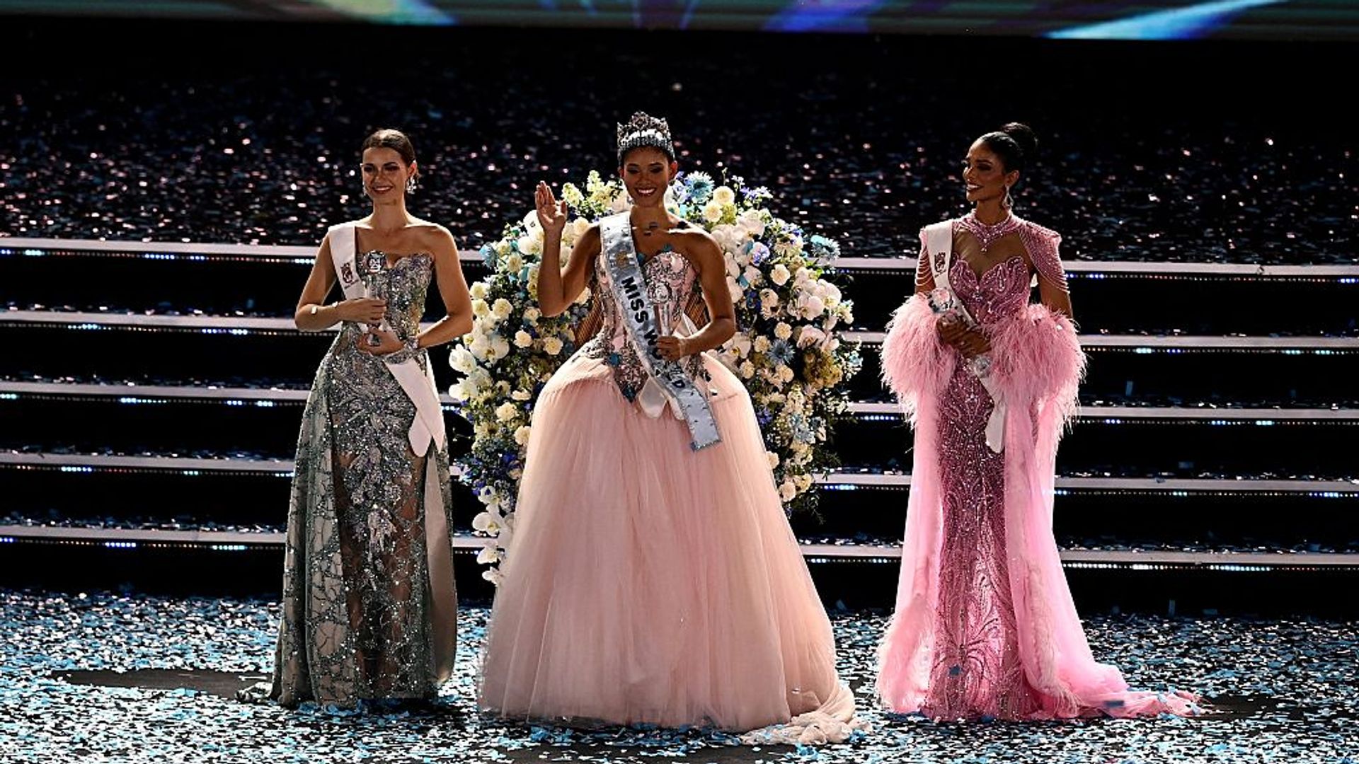 Elisabeth Reynés, primera dama de honor, Joheirry Mola, Miss World 2026, y  la segunda dama de honor, Miss World Malasia