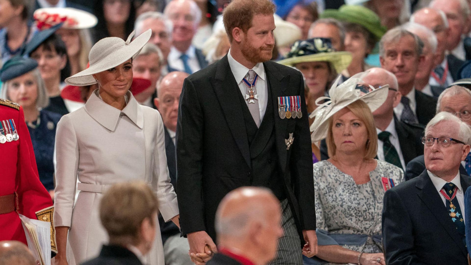 El príncipe Harry asistirá solo a la coronación de su padre, mientras Meghan Markle se queda en California con los niños