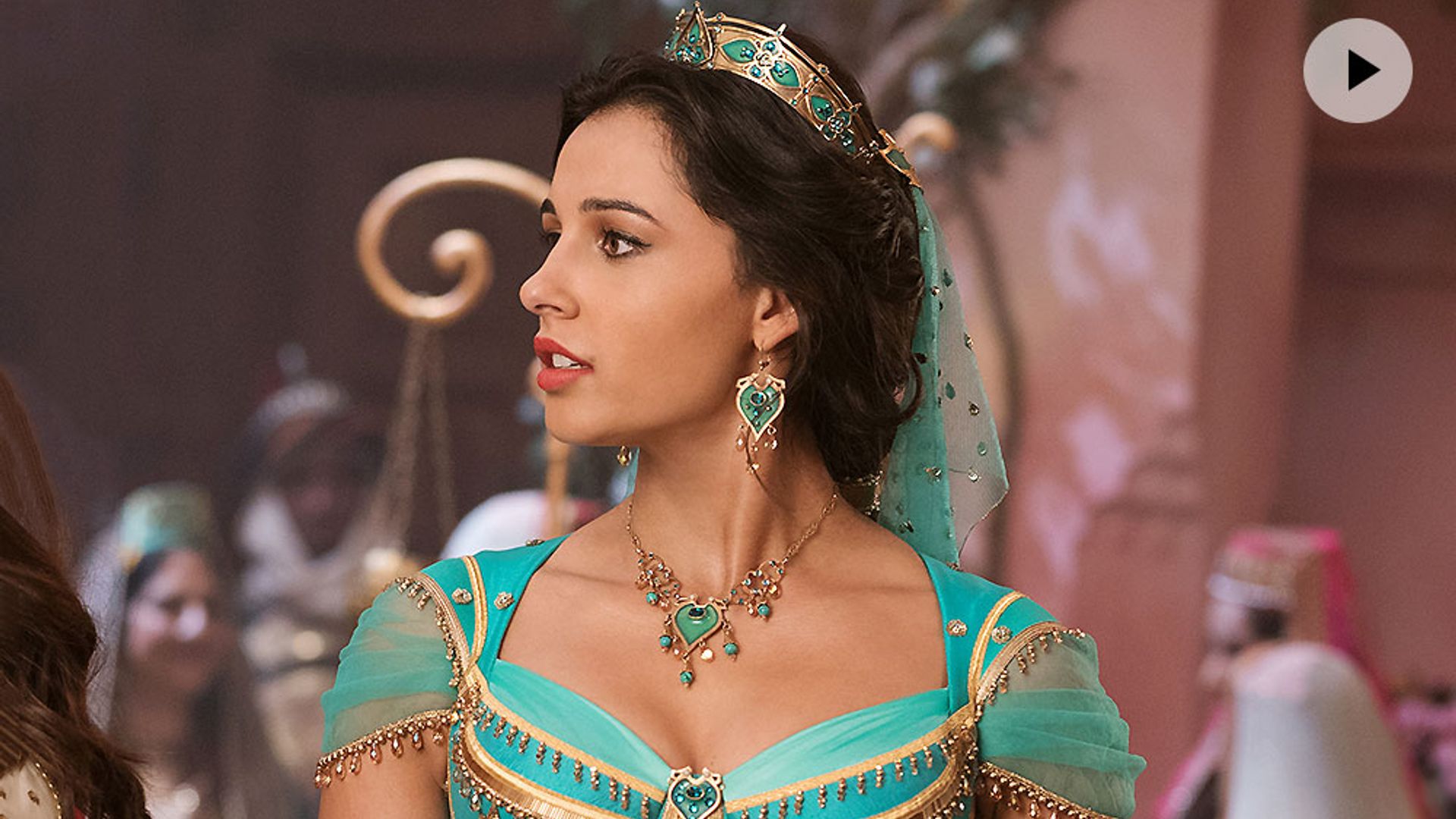 Jasmine 27 años después: así vestirían a la princesa Disney los diseñadores españoles