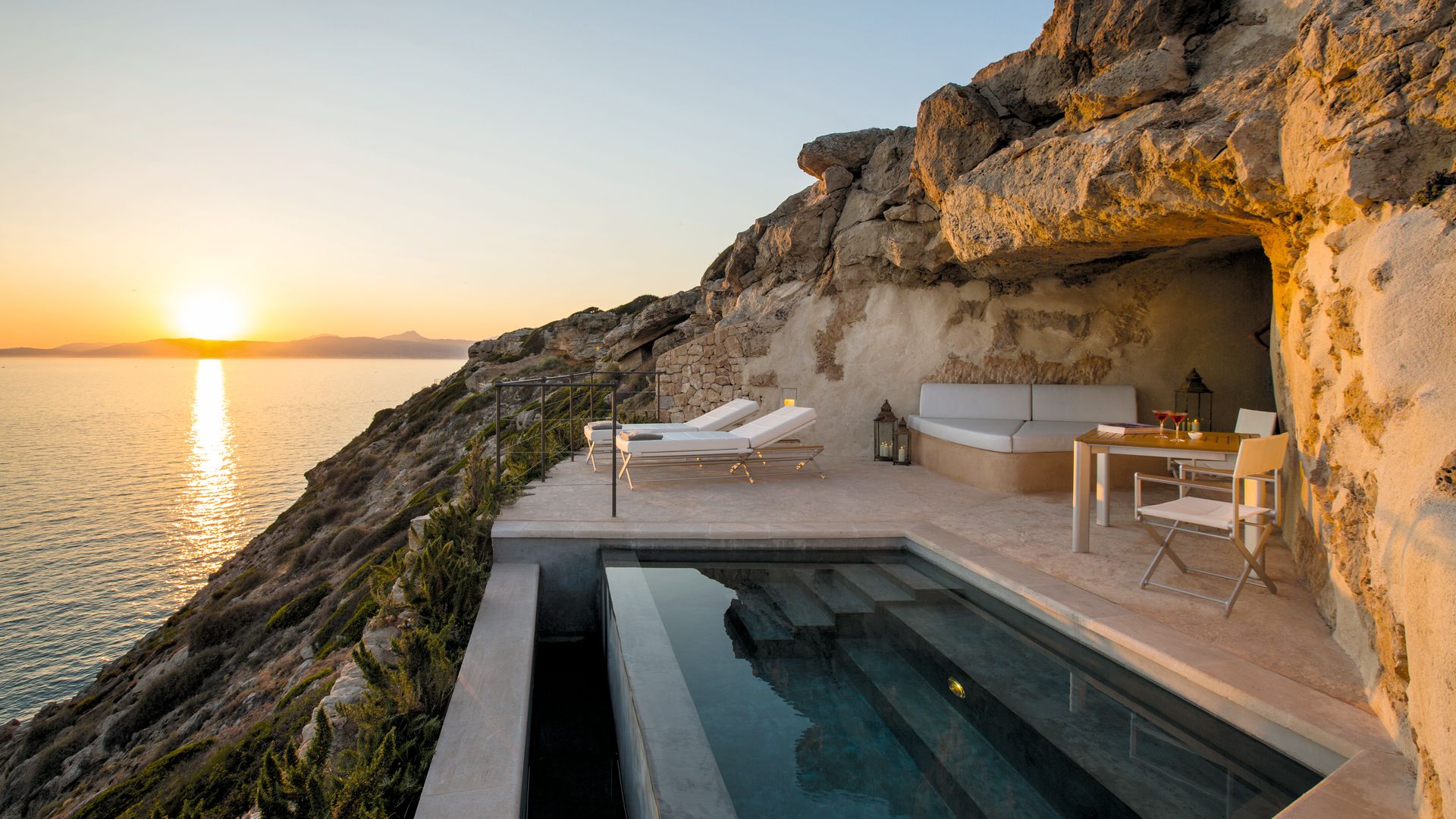 Piscina del hotel Cap Rocat, Mallorca, al atardecer