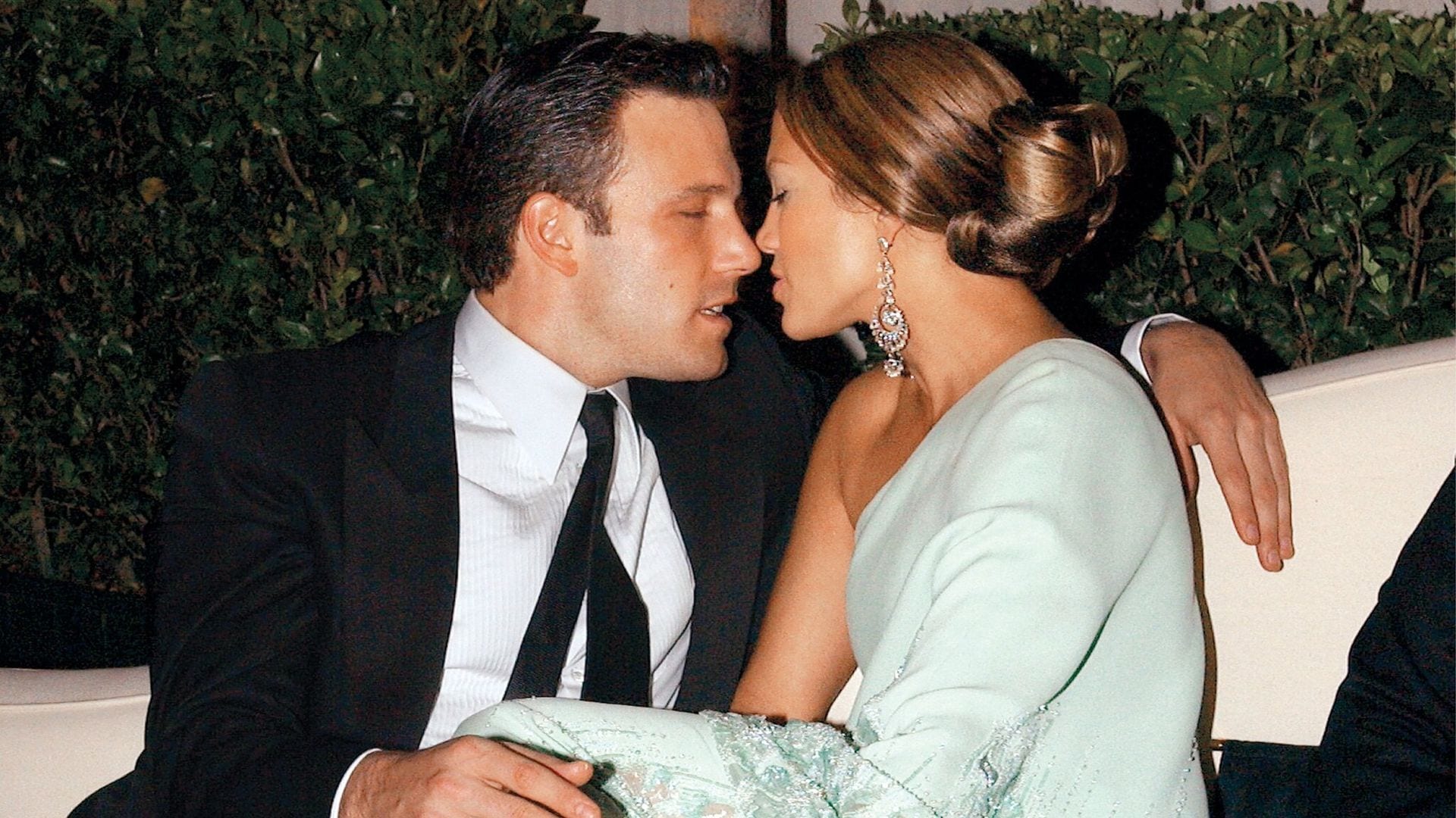 Jennifer Lopez y Ben Affleck confirman su romance con un tierno beso