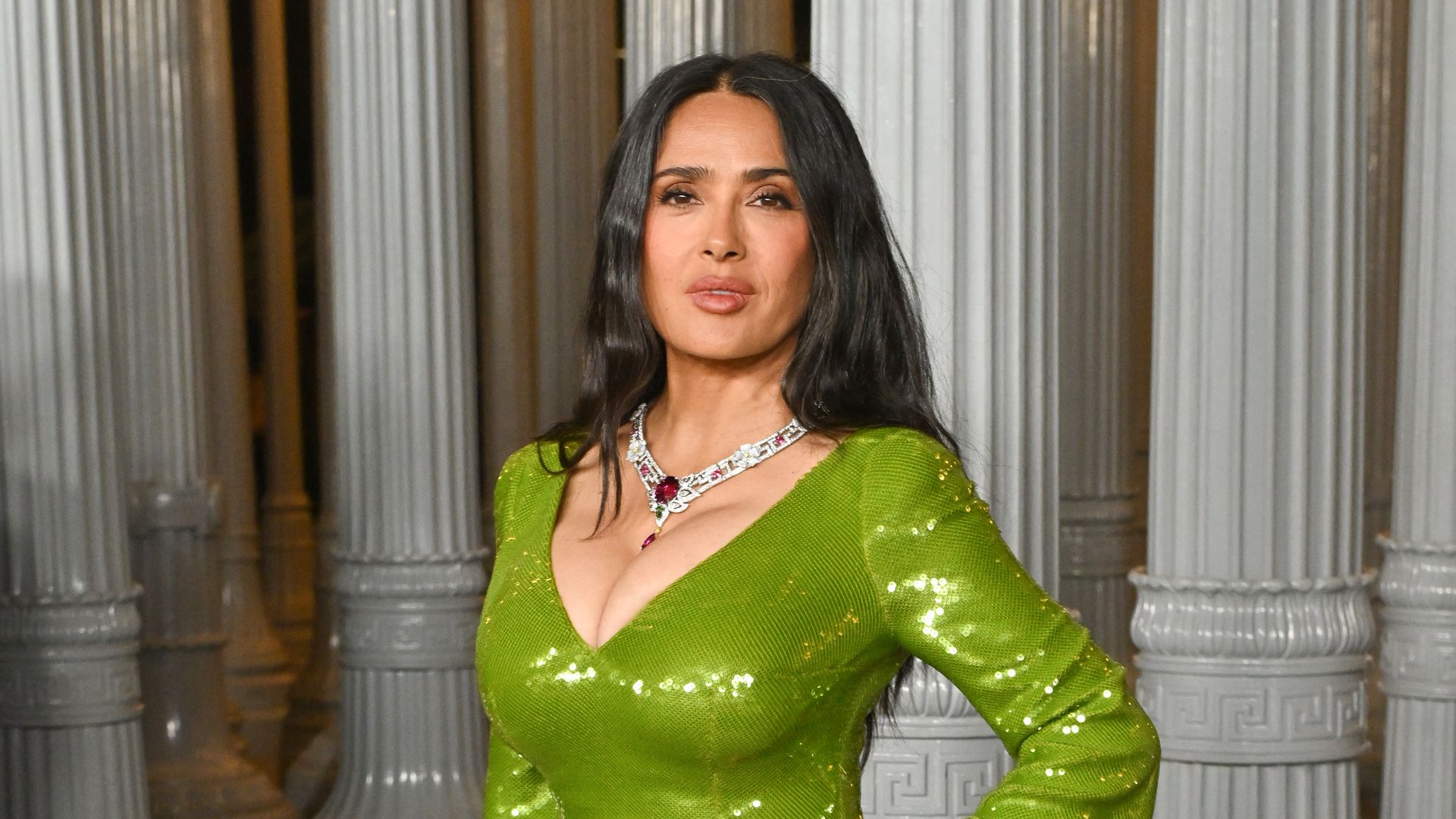 Salma Hayek con un increíble Gucci color verde con escote v y manga larga acampanada. 