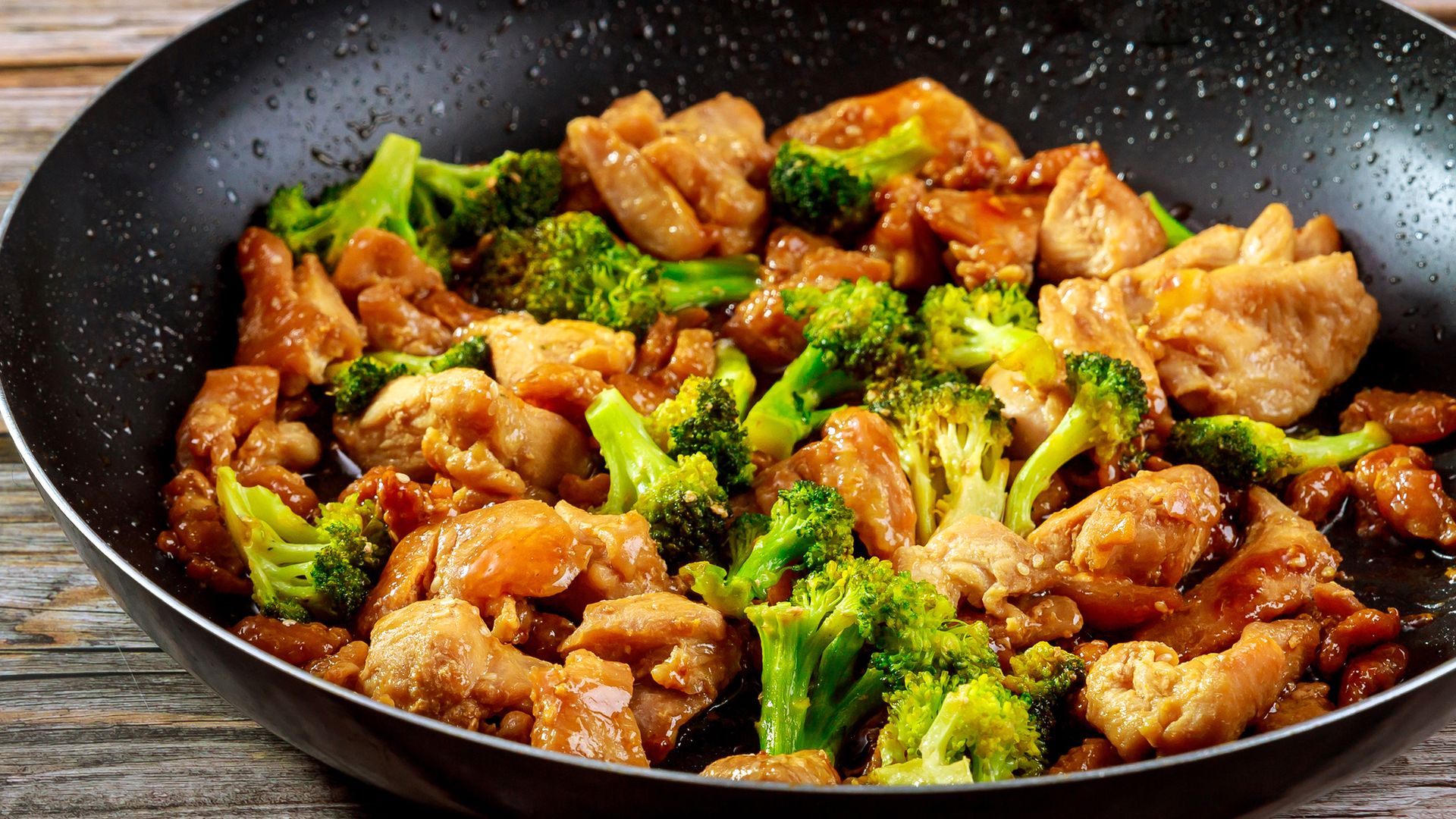 Wok de pollo y brócoli