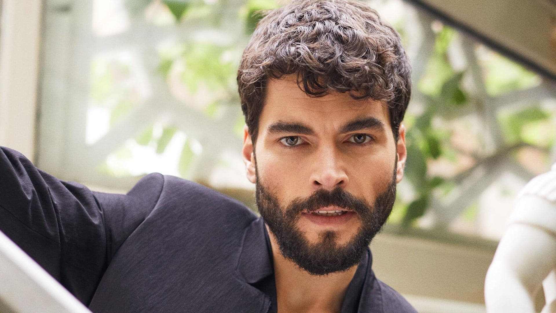 El actor turco Akin Akinözü regresa a Telemundo para cautivar con ‘Amor y Traición’