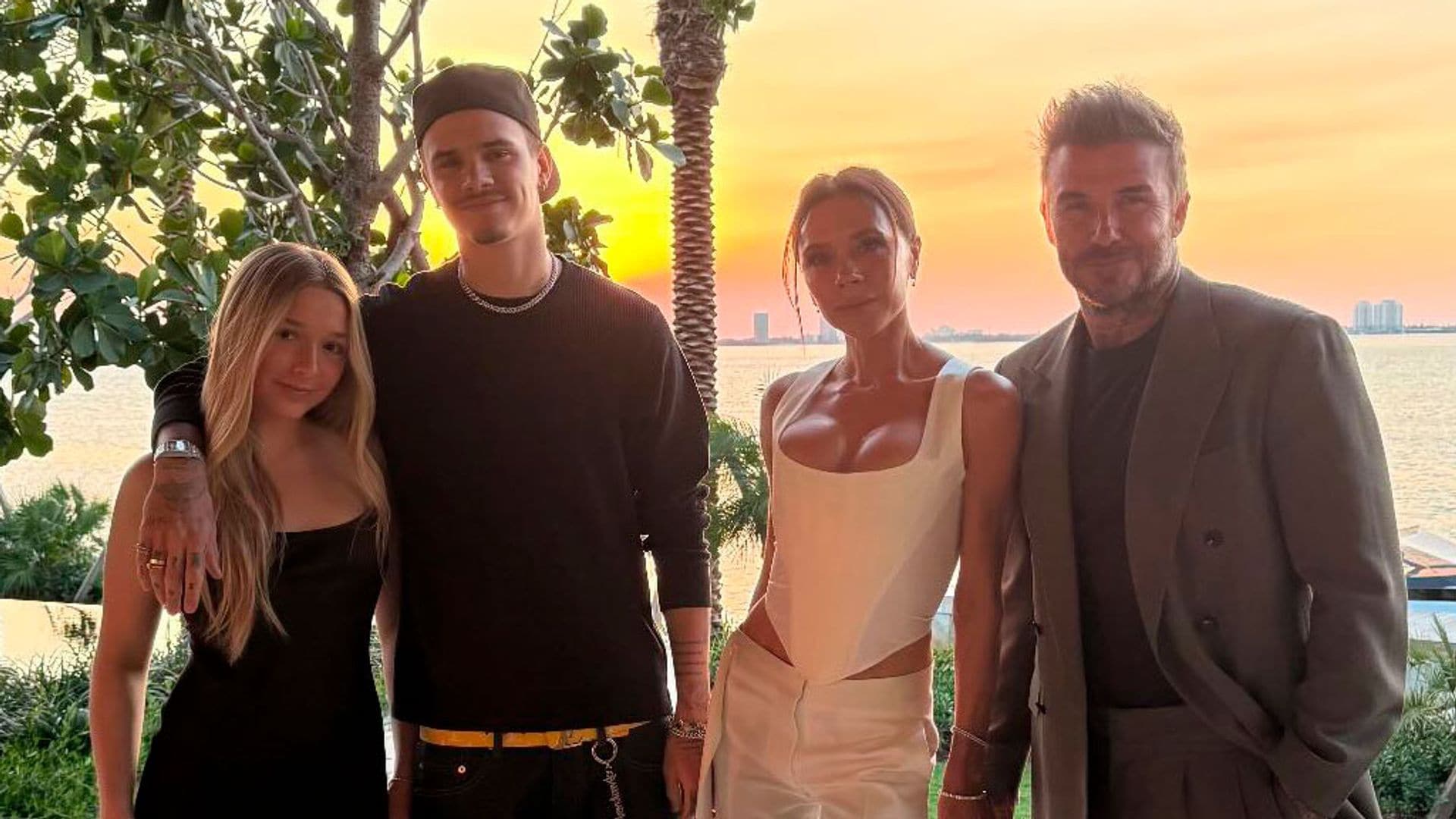 Victoria Beckham lanza un mensaje con su truco de moda más infalible en la fiesta de su 51 cumpleaños
