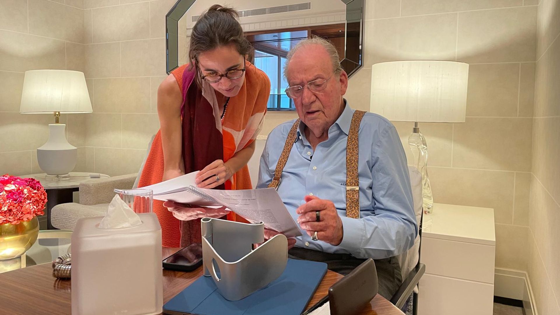 EXCLUSIVA. Adelanto de la entrevista en ¡HOLA! de Laurence Debray sobre el libro del rey Juan Carlos: “Reconoce sus errores. Pero también habla de sus logros”