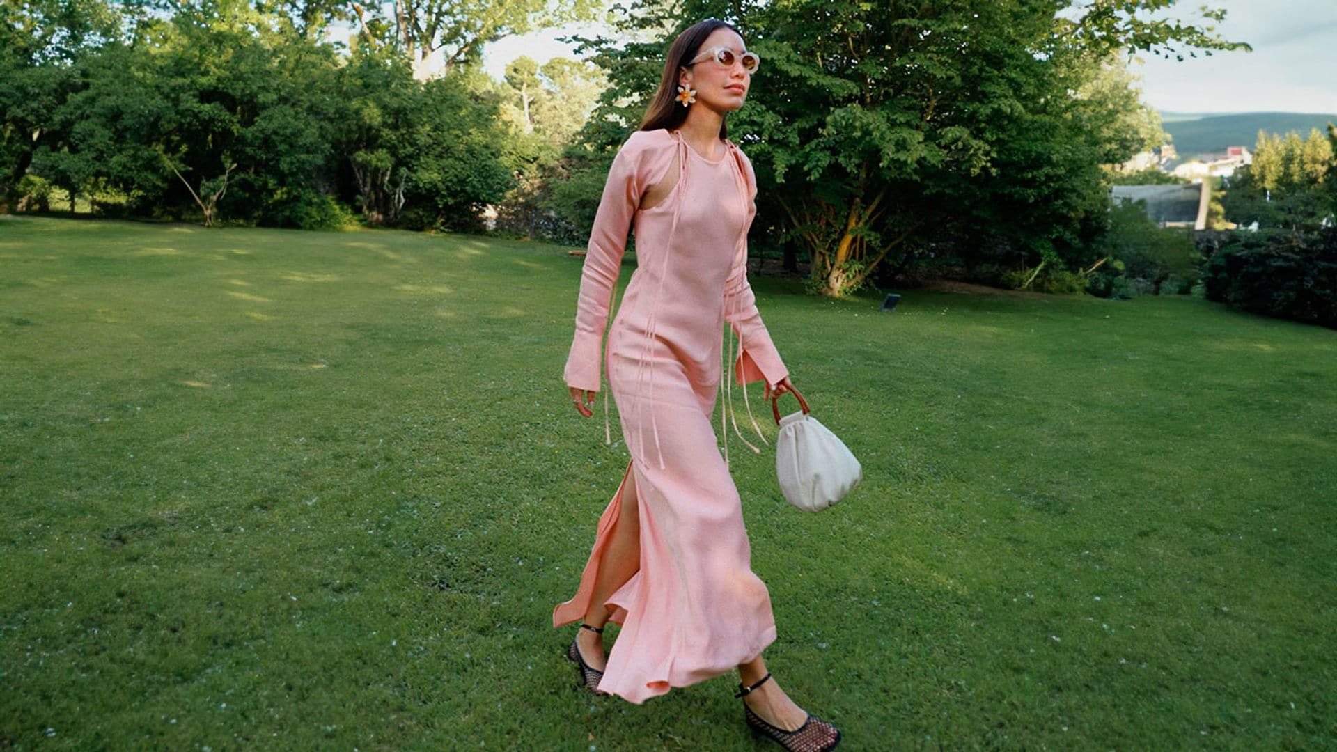 Las bailarinas transparentes más bonitas de la temporada que llevarás con tu vestido de graduación