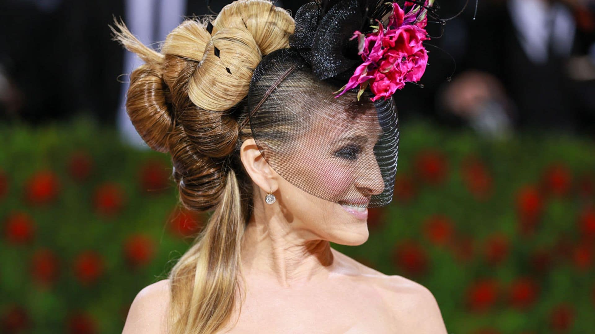 El regreso triunfal de Sarah Jessica Parker a la Gala MET con un simbólico look y tocado 'XL'