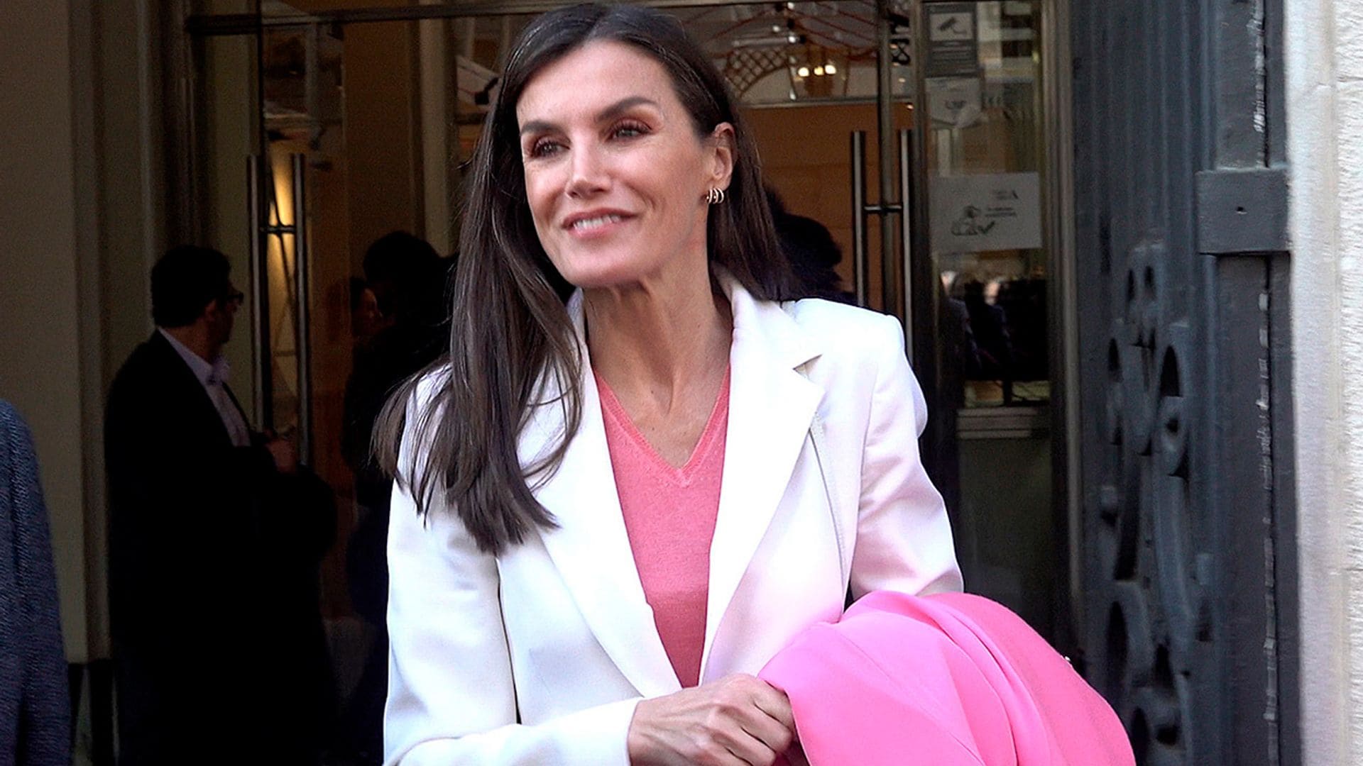 La reina Letizia triunfa en su encuentro con el director Scorsese con traje blanco y su abrigo rosa favorito