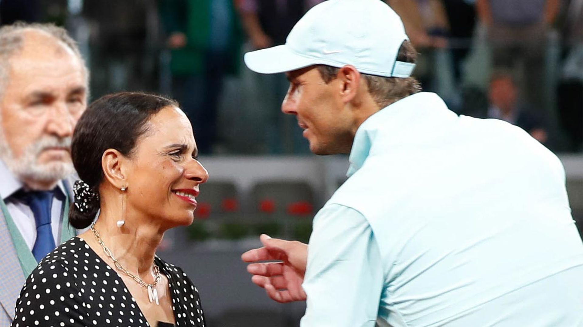 Claudia Rodríguez, viuda de Manolo Santana, arropada por Rafa Nadal en el emotivo homenaje al tenista en Madrid