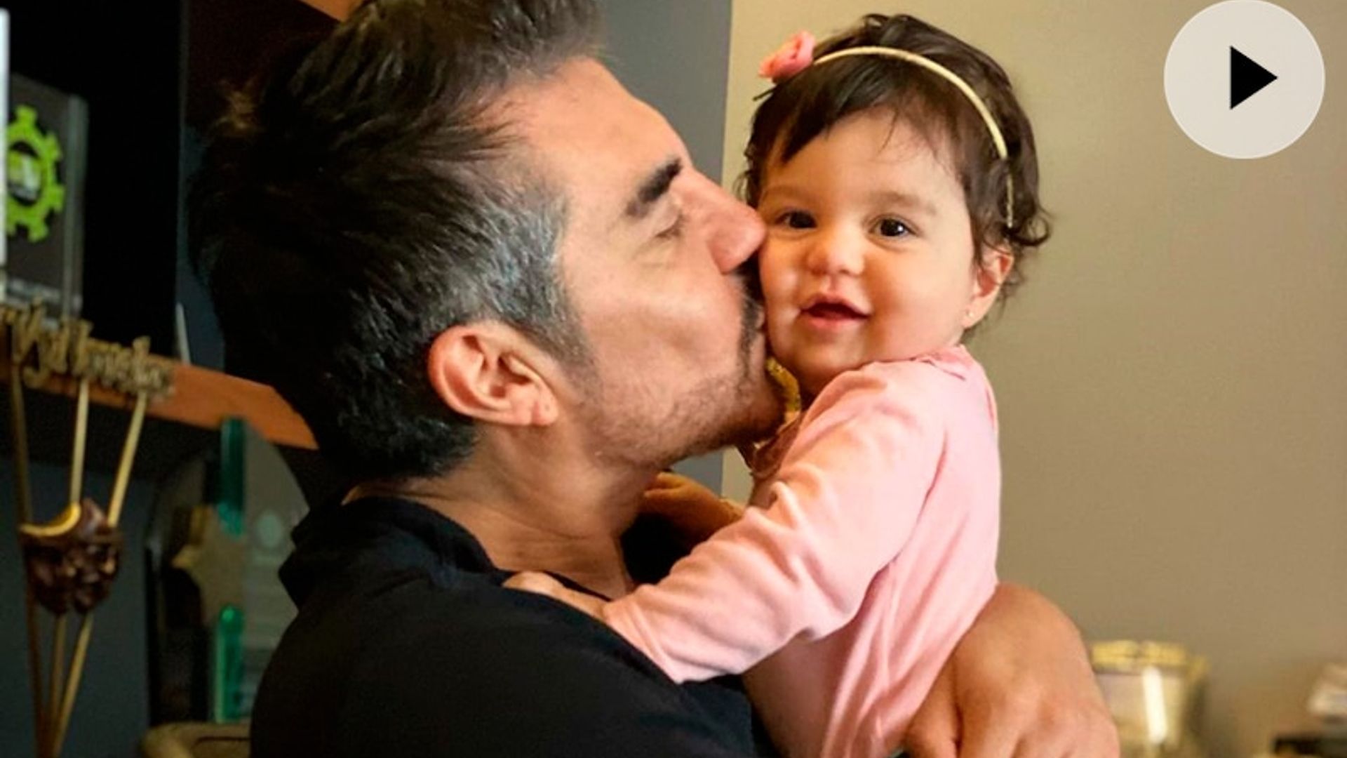 Es muy chiquita, pero Emily, la hija de Adrián Uribe, ya muestra sus dotes de actriz