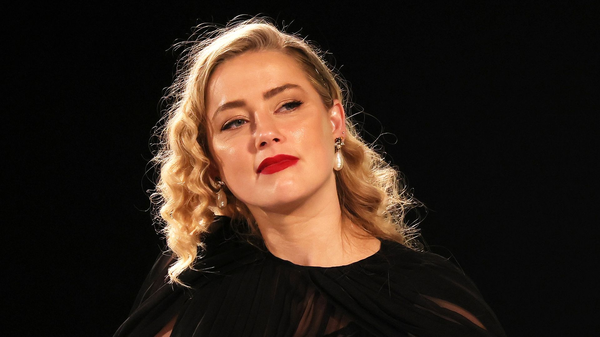 Amber Heard visita uno de los mejores restaurantes de España y queda fascinada con su bodega: “¡Esta sí que es mi carta de vinos!”