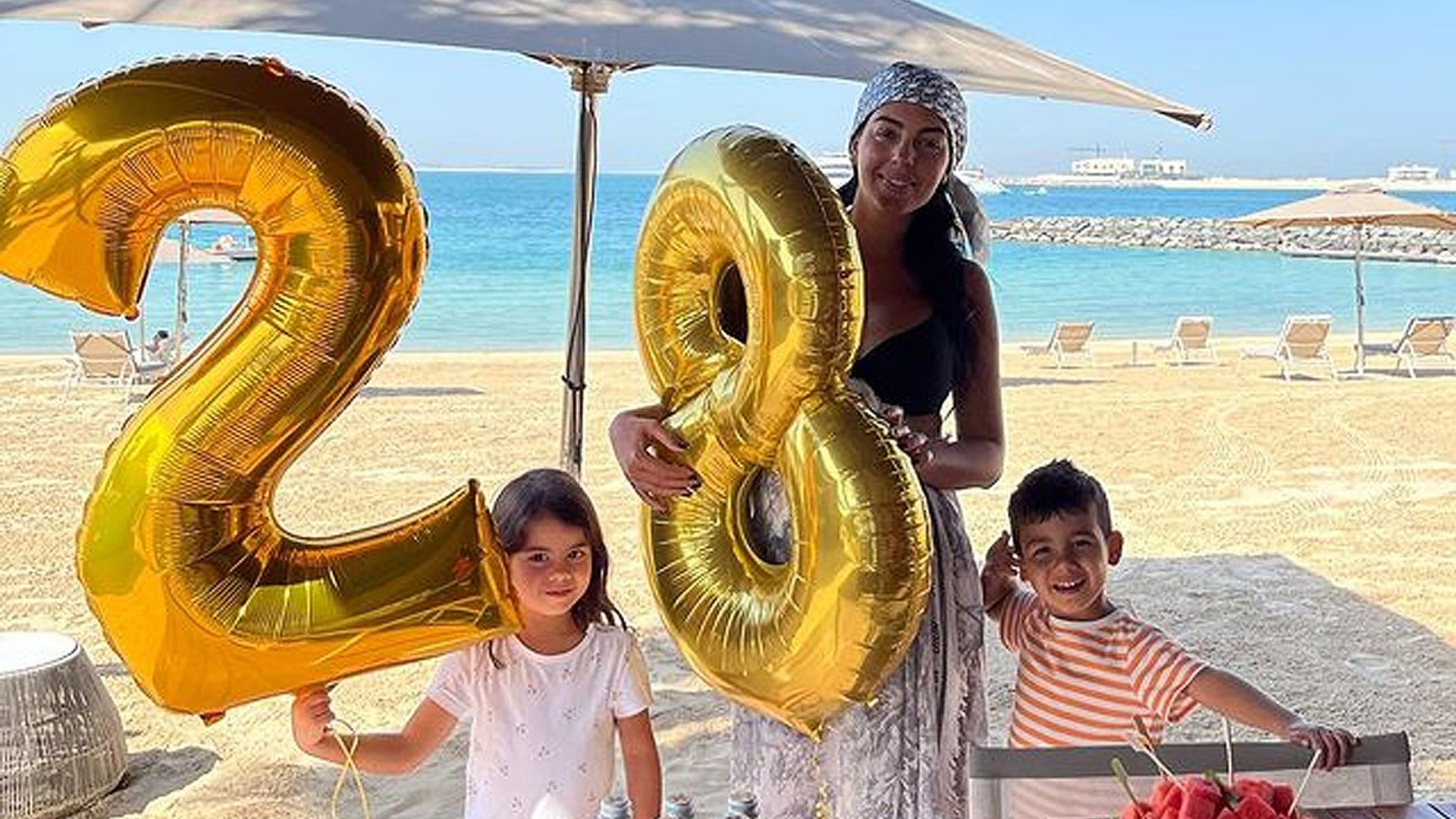 En la playa y rodeada de recuerdos: así ha celebrado Georgina Rodríguez su cumpleaños