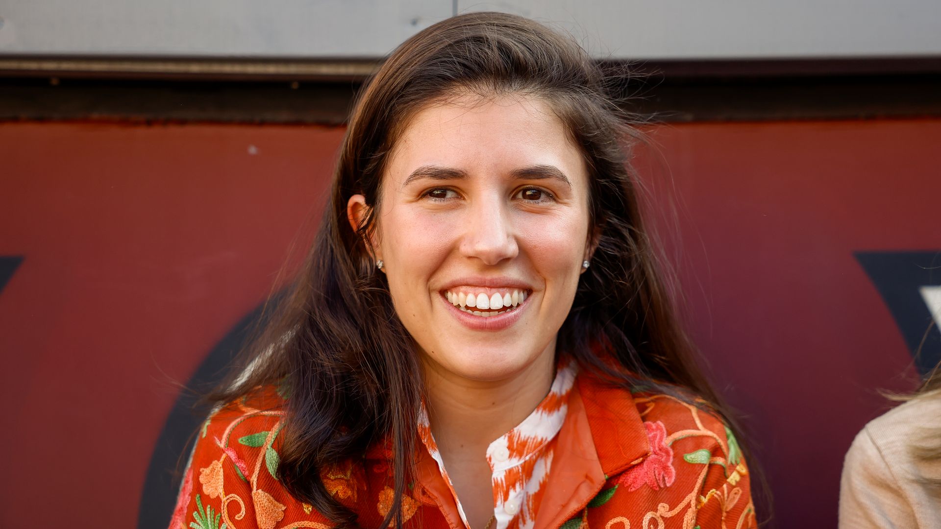 Teresa Urquijo, radiante y a todo color con un conjunto bohemio y español en los toros