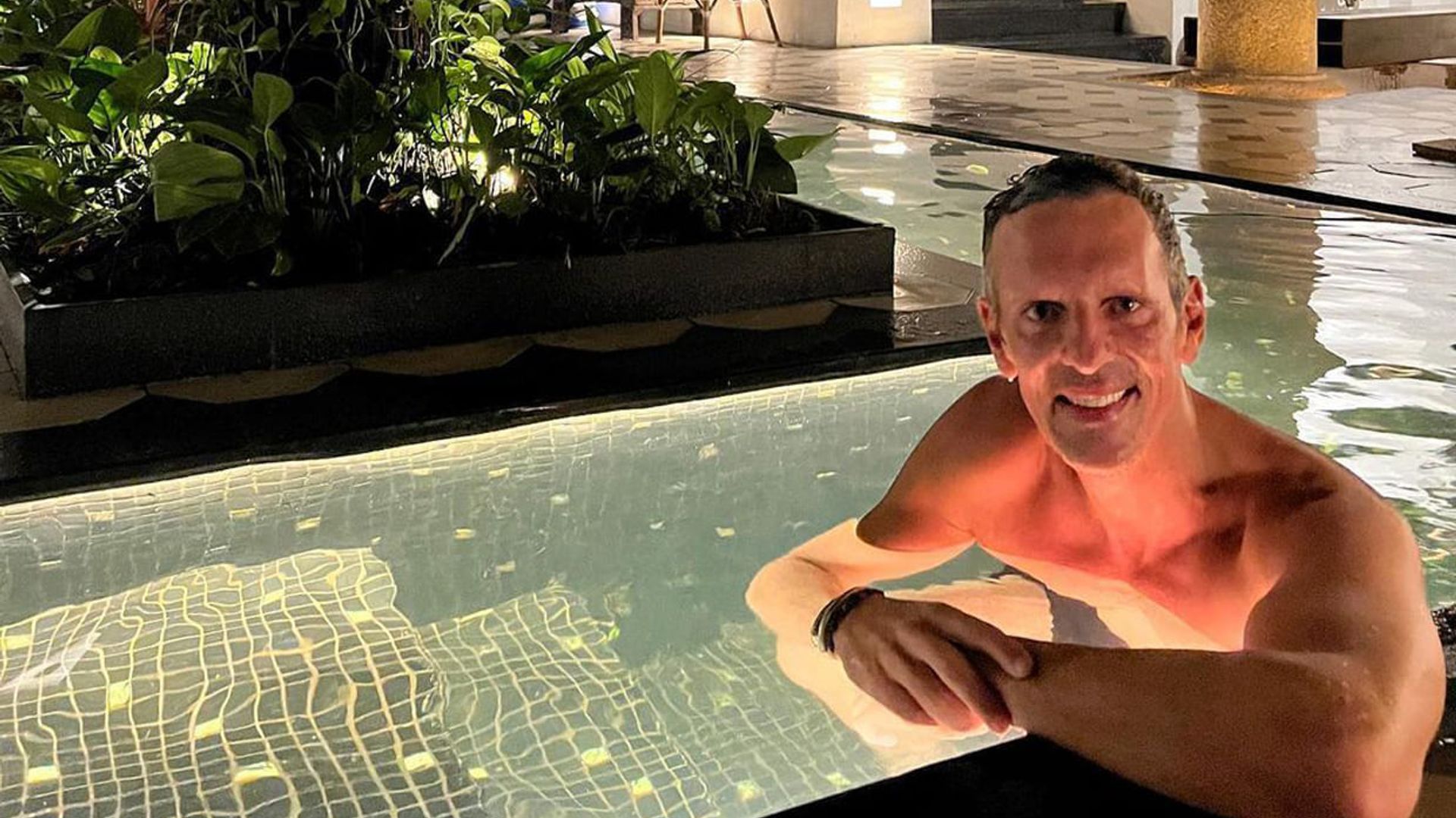 Hotel de lujo, mucha paz y carnavales: las paradisíacas vacaciones de Joaquín Prat al otro lado del charco