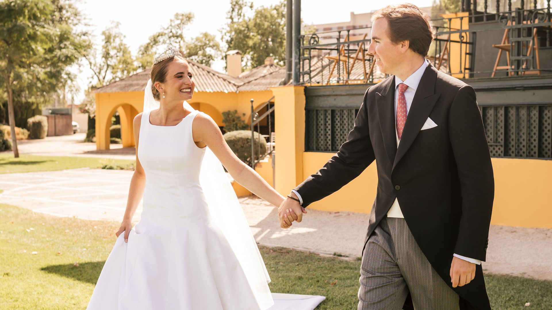 Teresa se casó en Sevilla con un vestido de novia que su madre dibujó en una servilleta: esta es su historia