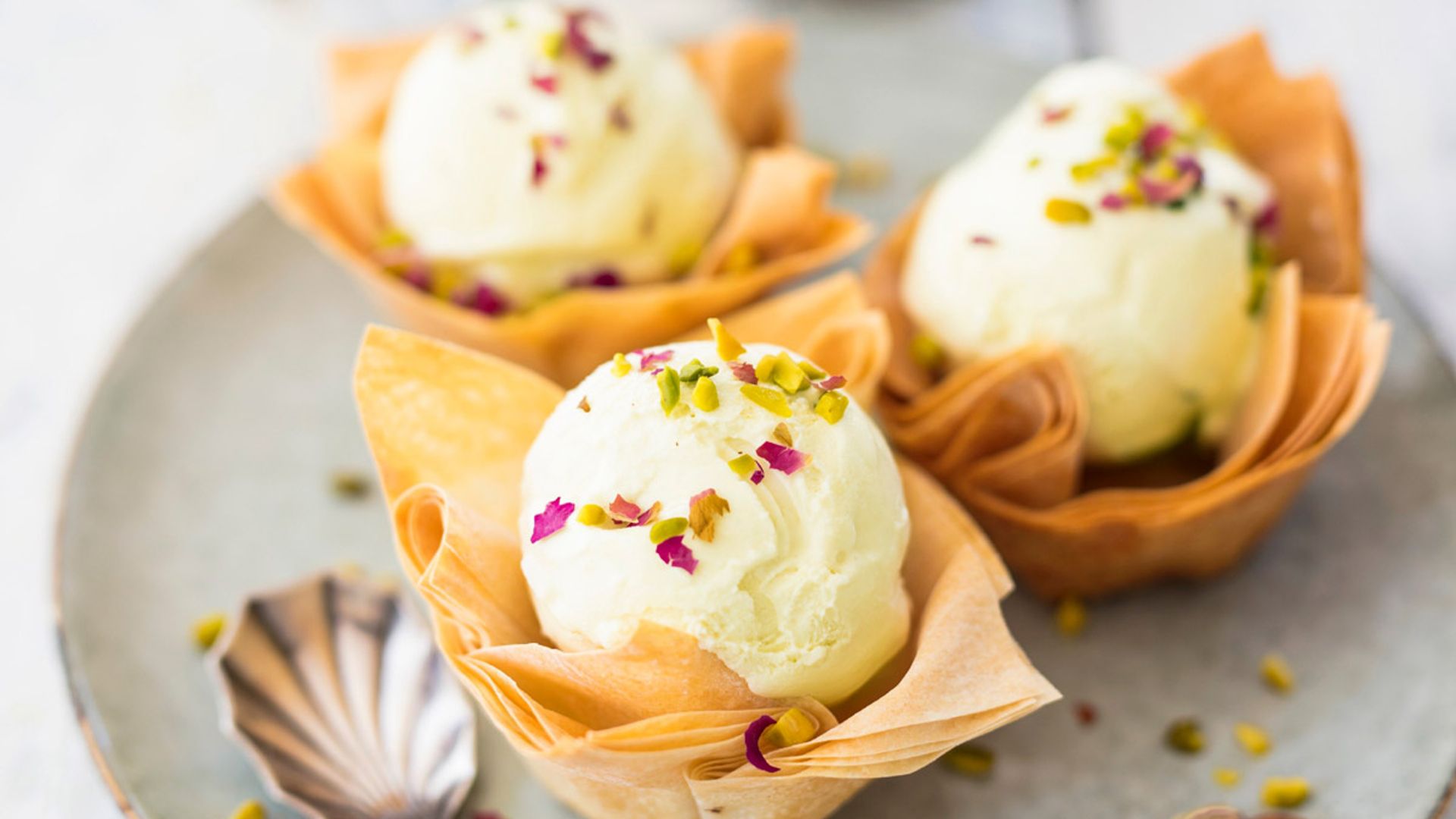 Tulipas crujientes con helado de pistacho