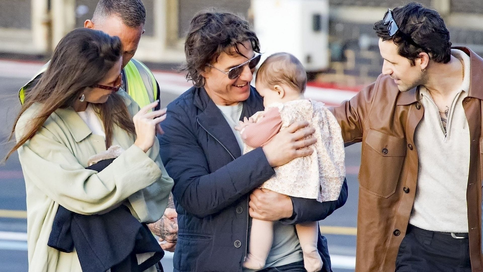 Distanciado de su hija Suri, Tom Cruise muestra su lado más paternal con una bebé