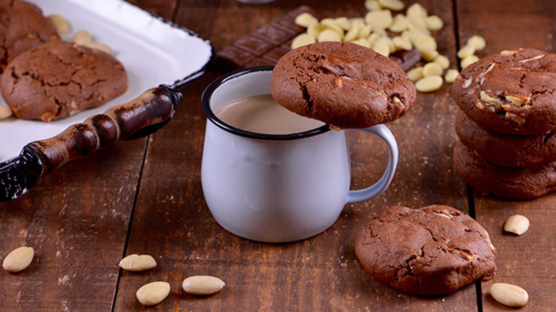 'Cookies' negras con almendras y chocolate blanco