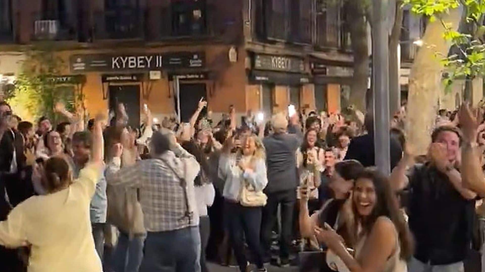 La eufórica reacción en Madrid a la vuelta de la luz en vídeo