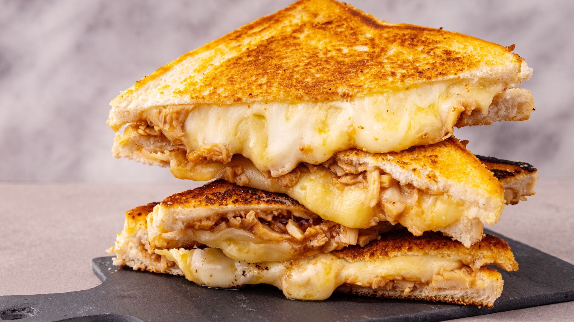 Sándwich de queso y pollo