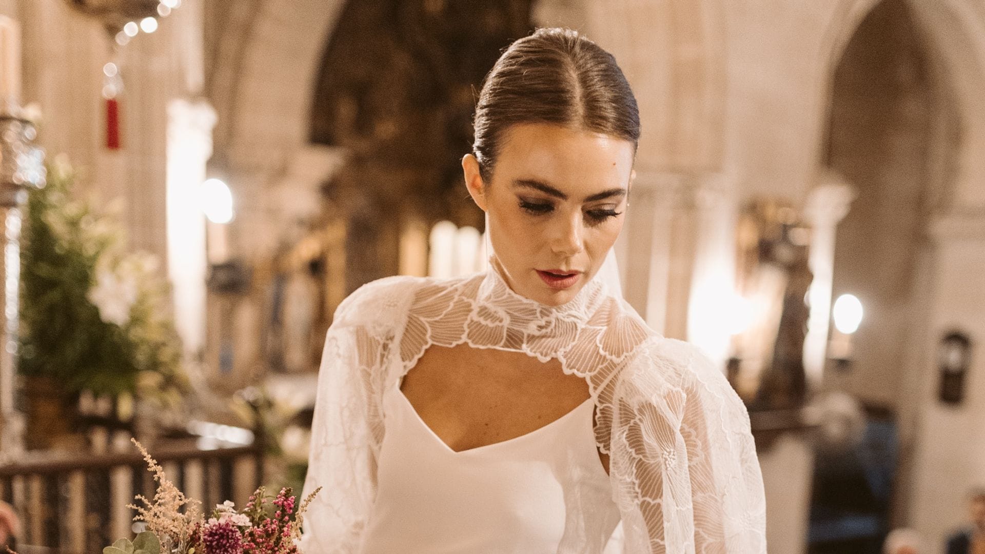 Carlota, la novia del vestido desmontable con mangas de flores abullonadas que se casó en Jerez