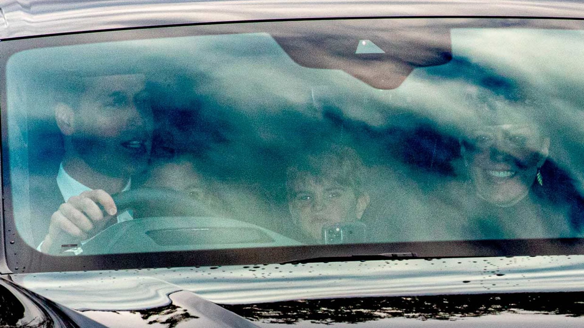 Los duques de Cambridge con sus hijos, y Carlos de Inglaterra con Camilla de Cornualles asisten a la tradicional misa de Navidad