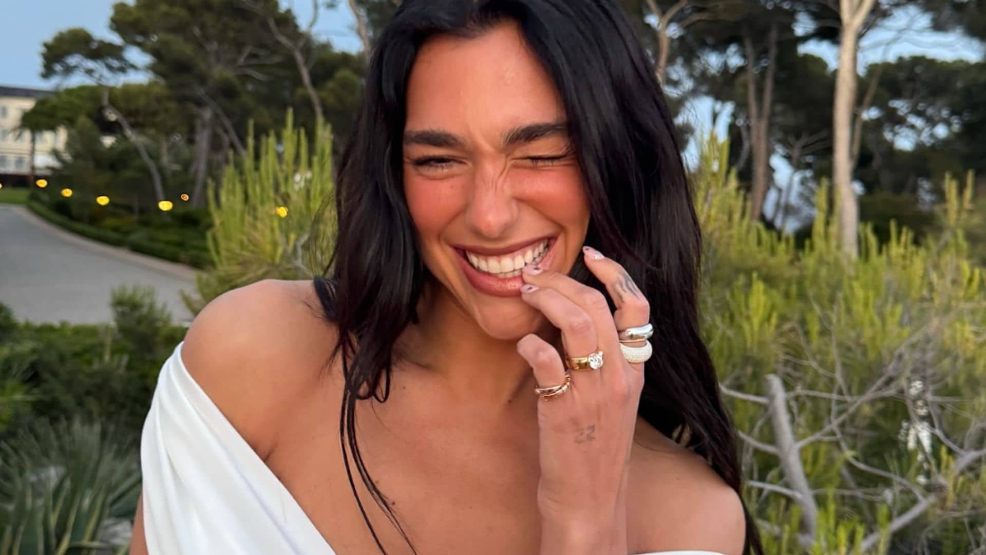 Dua Lipa, Hailey Bieber y Demi Lovato le dan un giro divertido a las 'naked nails' para verano