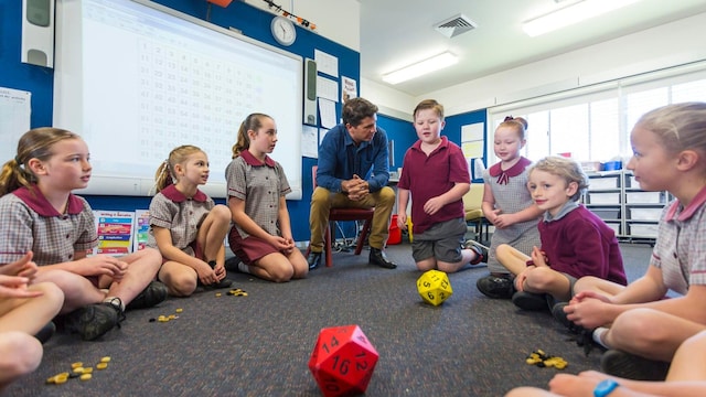un profesor juega con sus alumnos