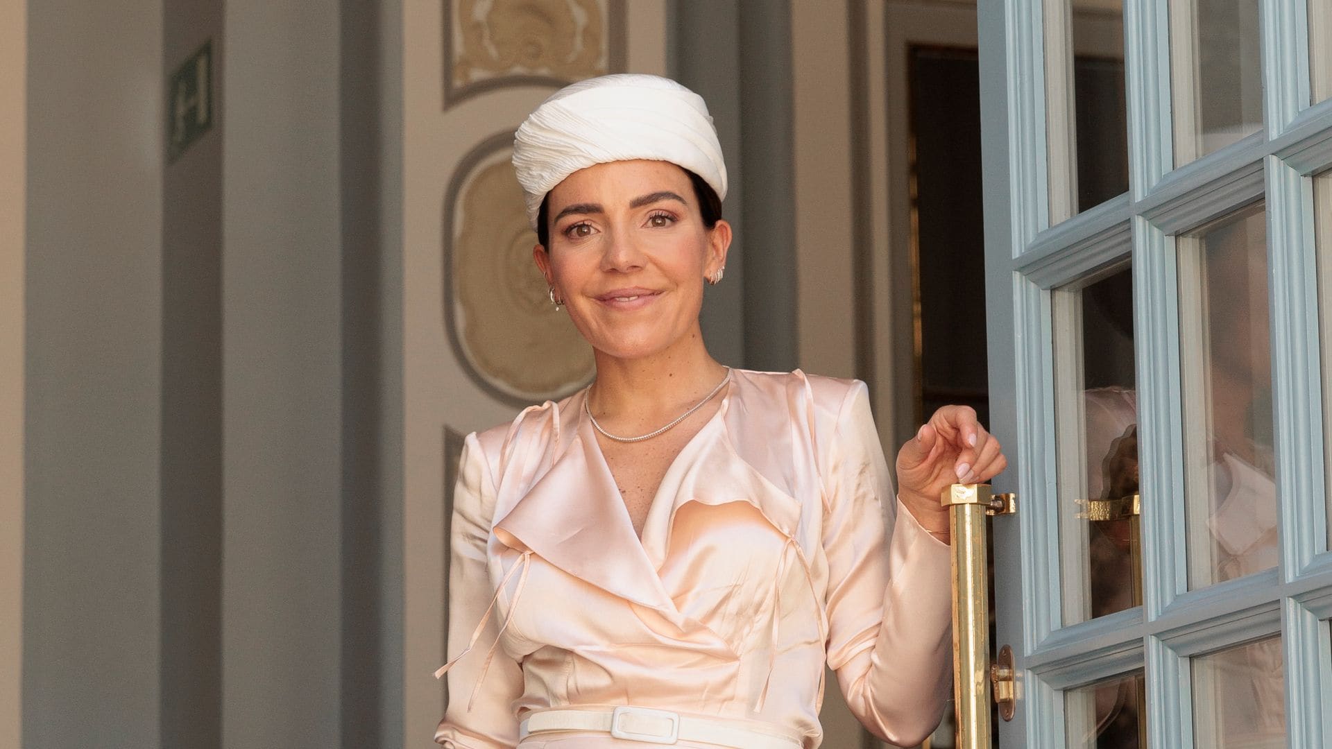 Paula Ordovás tiene el look perfecto para un bautizo e incluye la vuelta de un básico