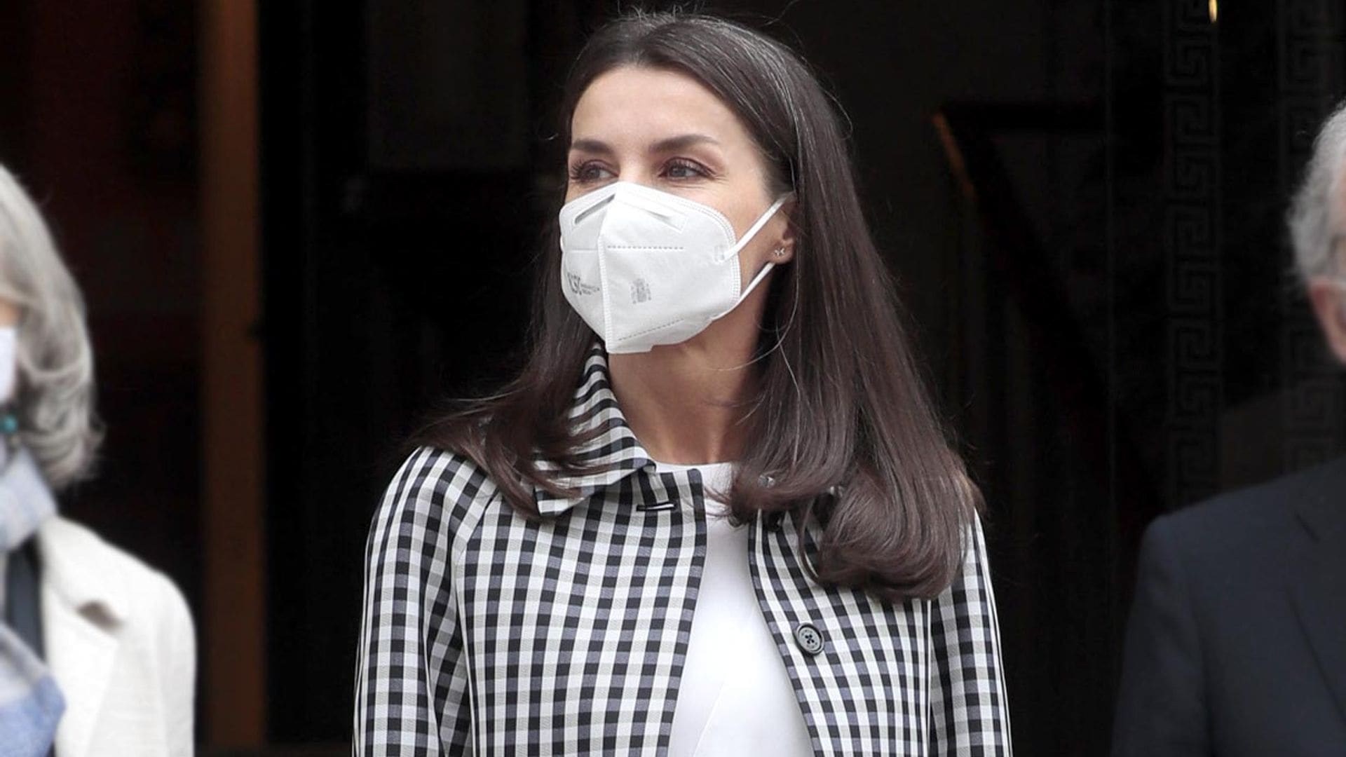 La Reina, pura tendencia con nuevo abrigo de cuadros vichy y pantalones de cuero
