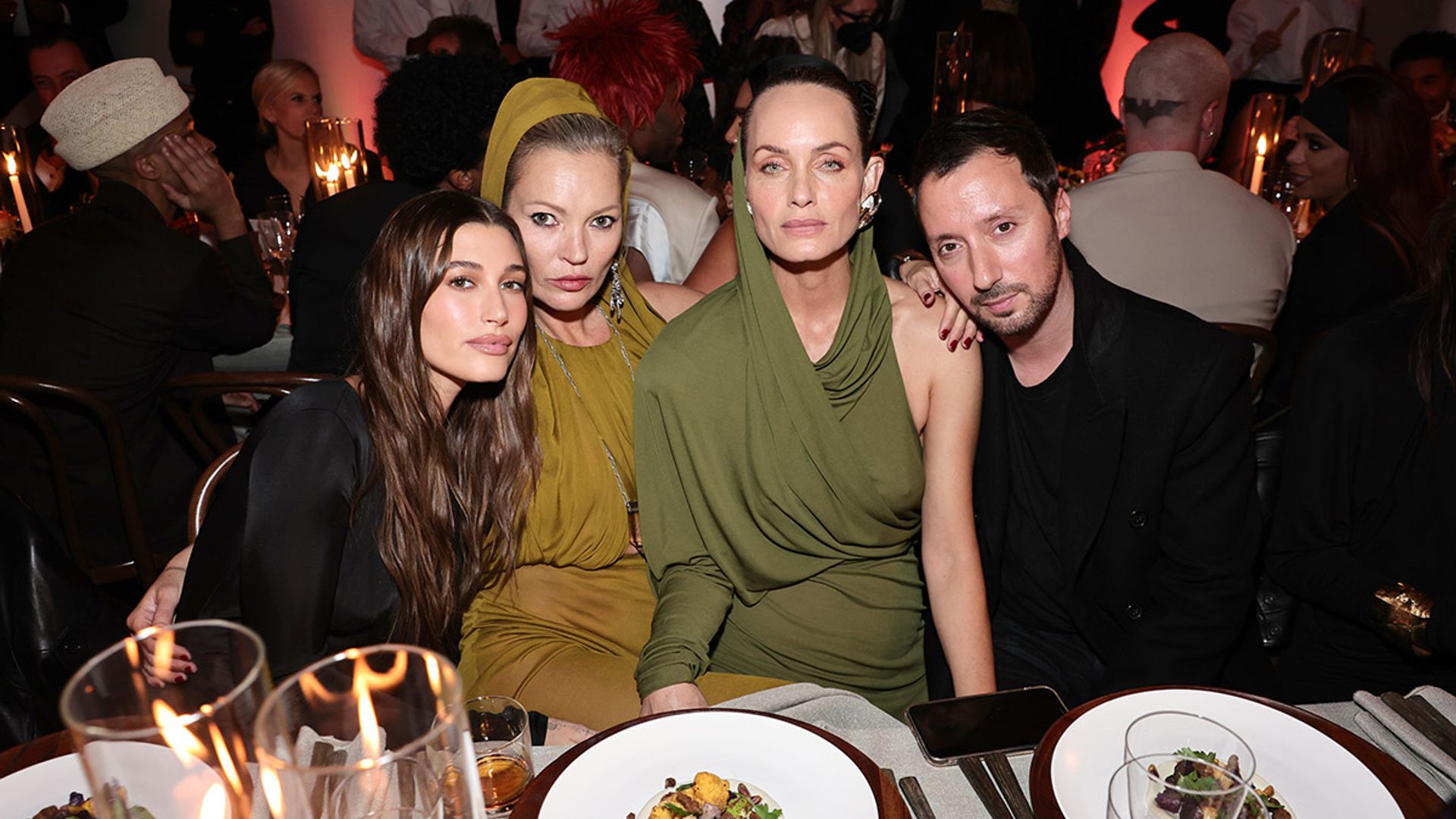 Hailey Bieber y Kate Moss se cuelan en la foto FASHION que recordaremos dentro de 20 años