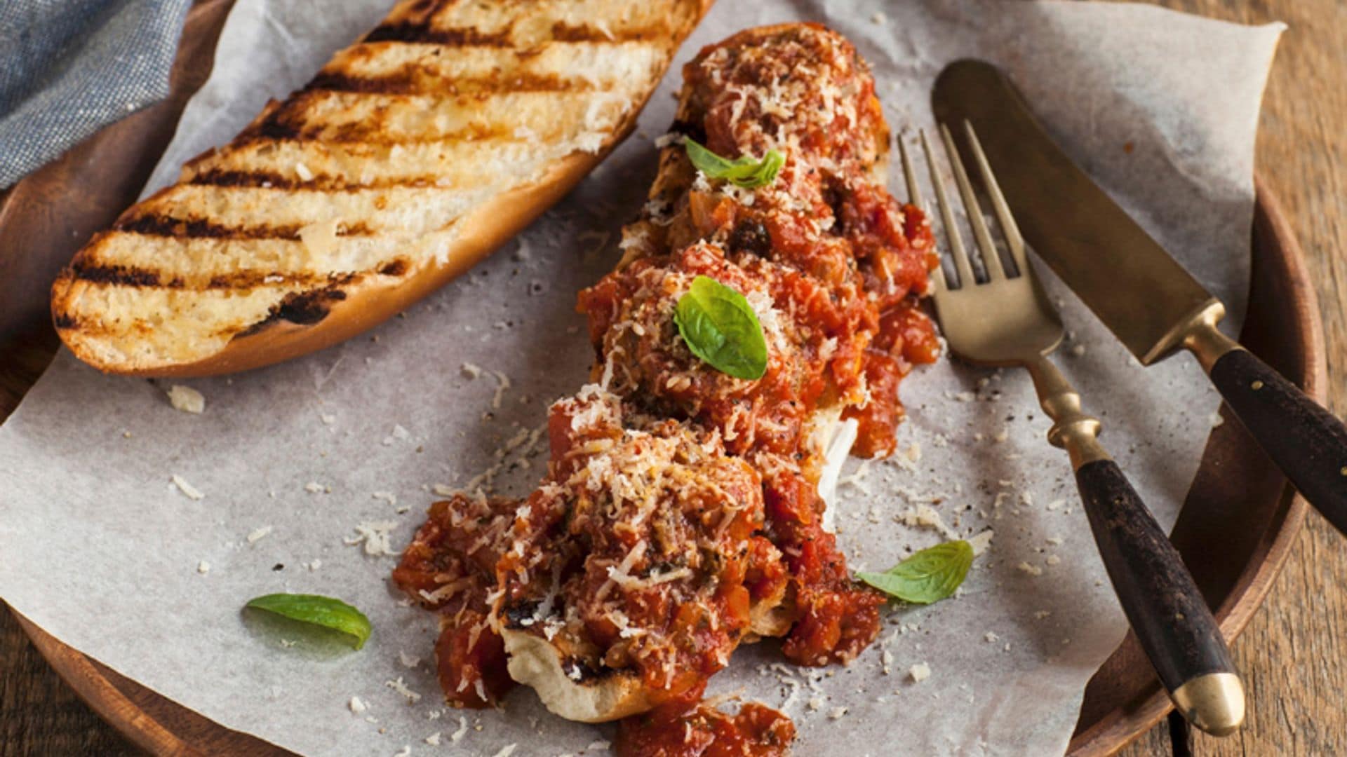Bocadillo de albóndigas con queso parmesano