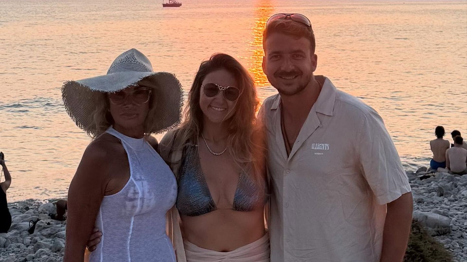 Adela Micha posó junto a su hija y su yerno desde la playa