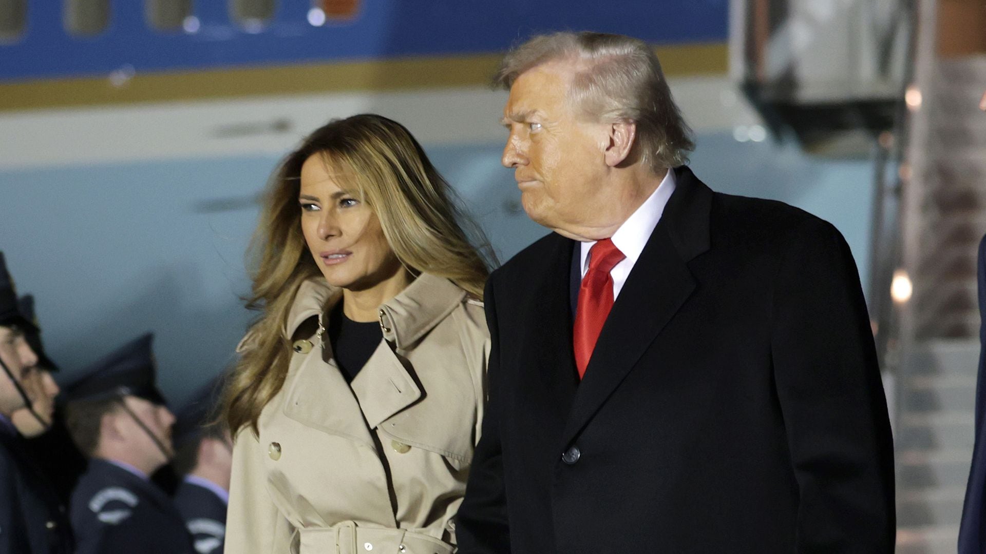 El presidente Donald Trump y la primera dama Melania Trump descendieron del Air Force One tras llegar al aeropuerto de Londres Stansted para una visita de Estado 