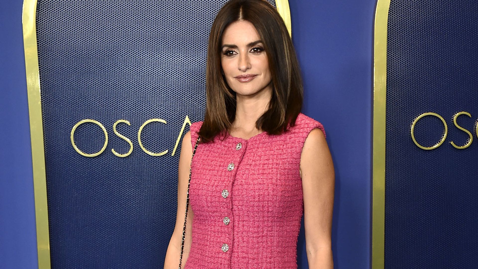 Penélope presume de piernas tonificadas con su minivestido en la cuenta atrás para los Oscar