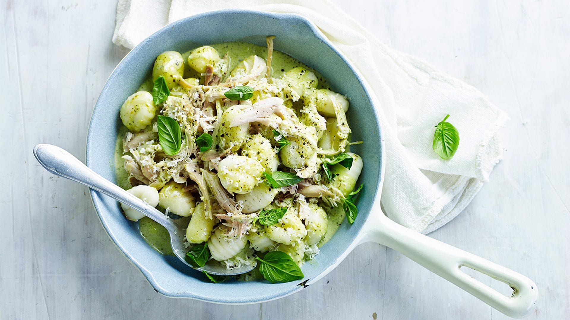 Ñoquis con pesto y pollo