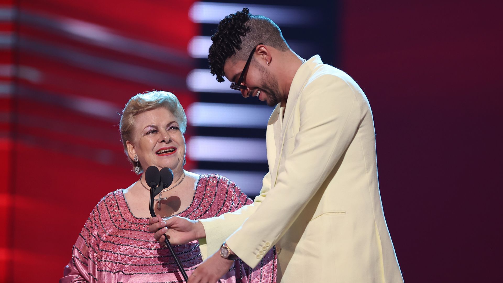 El día en el que Paquita la del Barrio le dijo 'inútil' a Bad Bunny en una entrega de premios