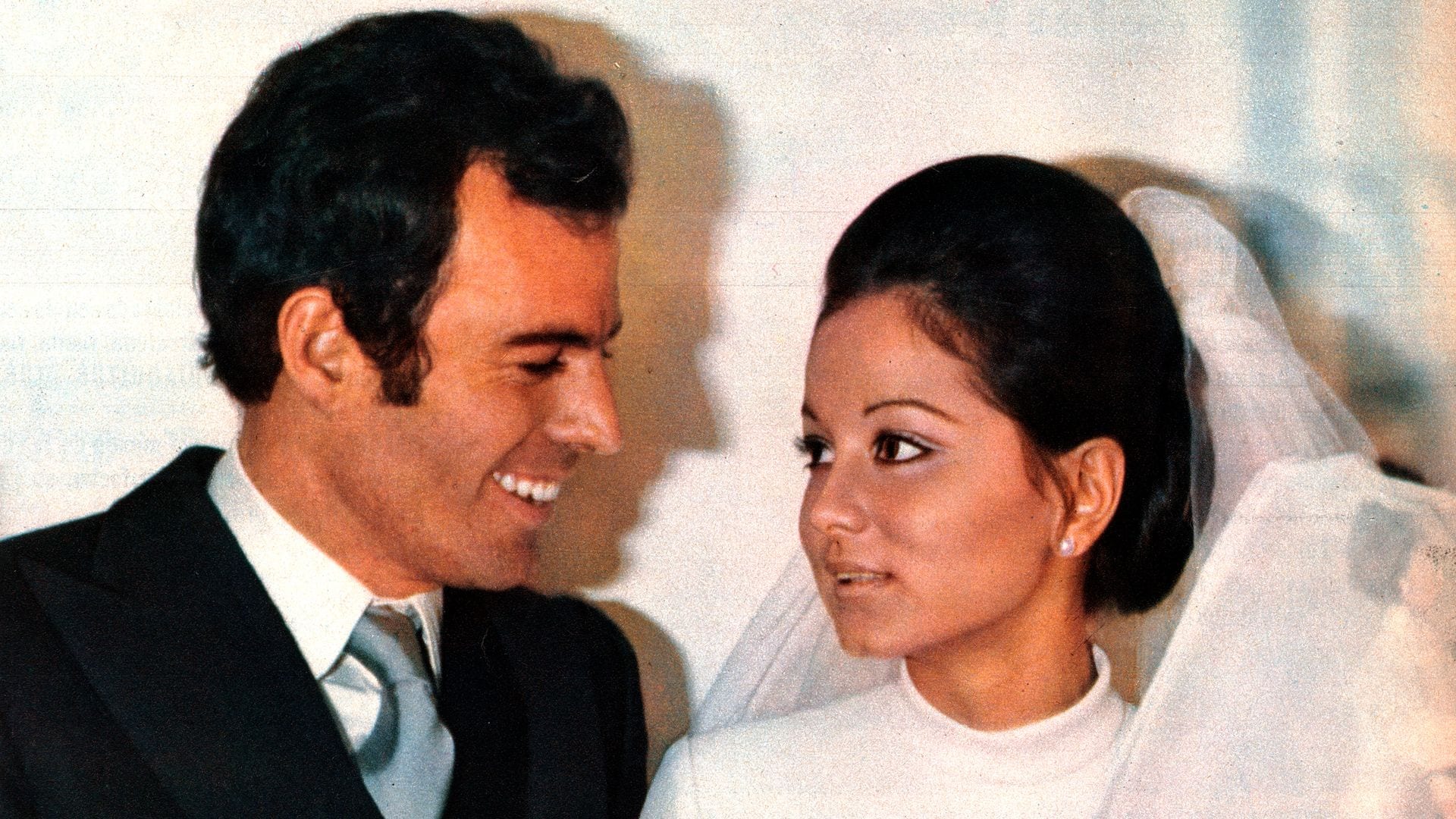 Las 8 portadas más icónicas de Isabel Preysler: de su boda con Julio Iglesias al nacimiento de Tamara